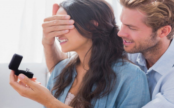 10 Ways for Young Couples to Give Promise Rings
